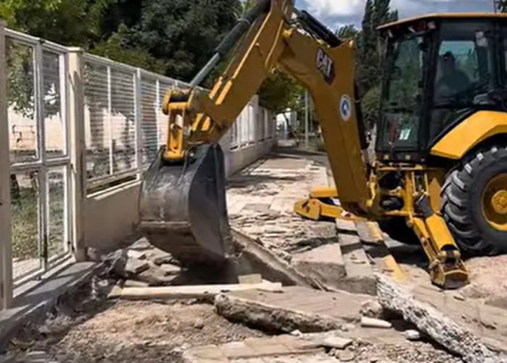 Por el deterioro se removió toda la vereda y se construyó una nueva en una escuela de Godoy. Foto: gentileza