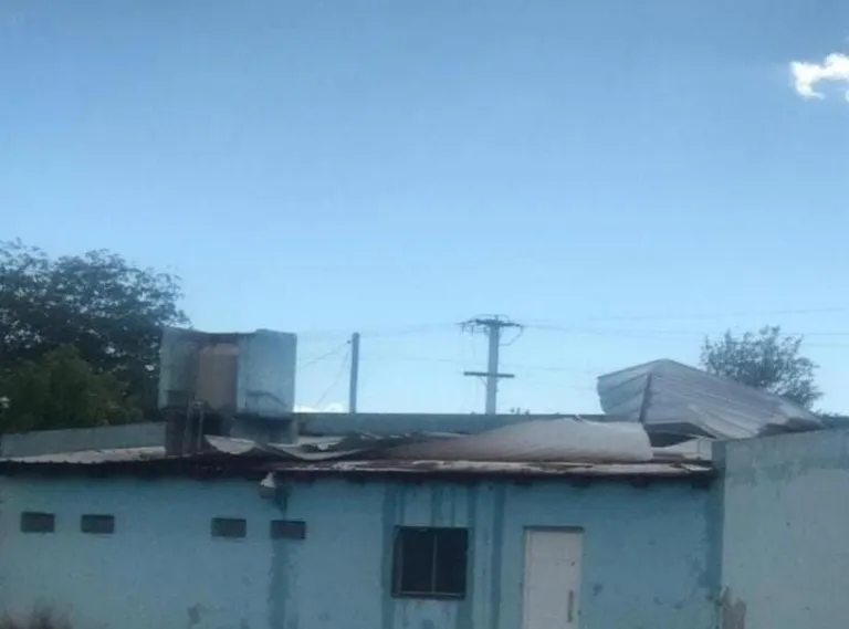 Adem&aacute;s de la YPF, tambi&eacute;n hubo da&ntilde;os en un centro comunitario . Foto gentileza.