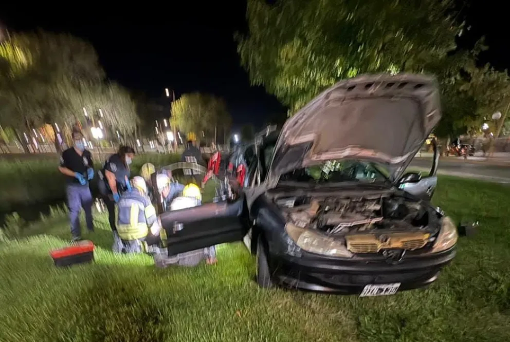 La violencia del impacto provocó que el auto quedara apuntando con dirección contraria a la que circulaba. Foto gentileza.