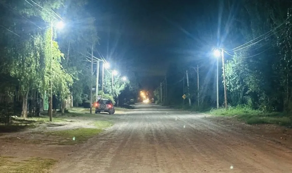 En un tramo de la avenida San Martín se sumaron más luminarias de tecnología LED en remplazo de viejas lámparas del alumbrado público. Foto: gentileza