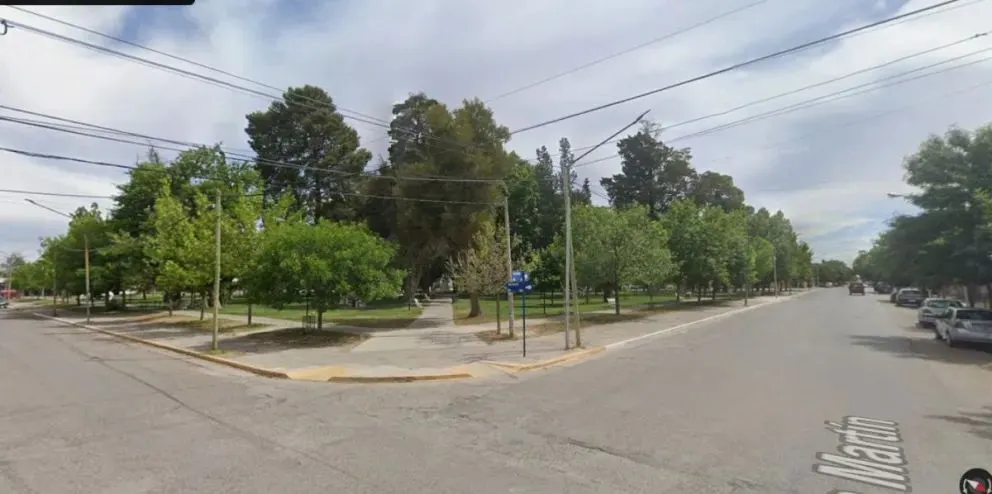 El incidente tuvo lugar en horas de la madrugada en la plaza San Martín, un lugar muy concurrido por los jóvenes durante la noche. Foto archivo