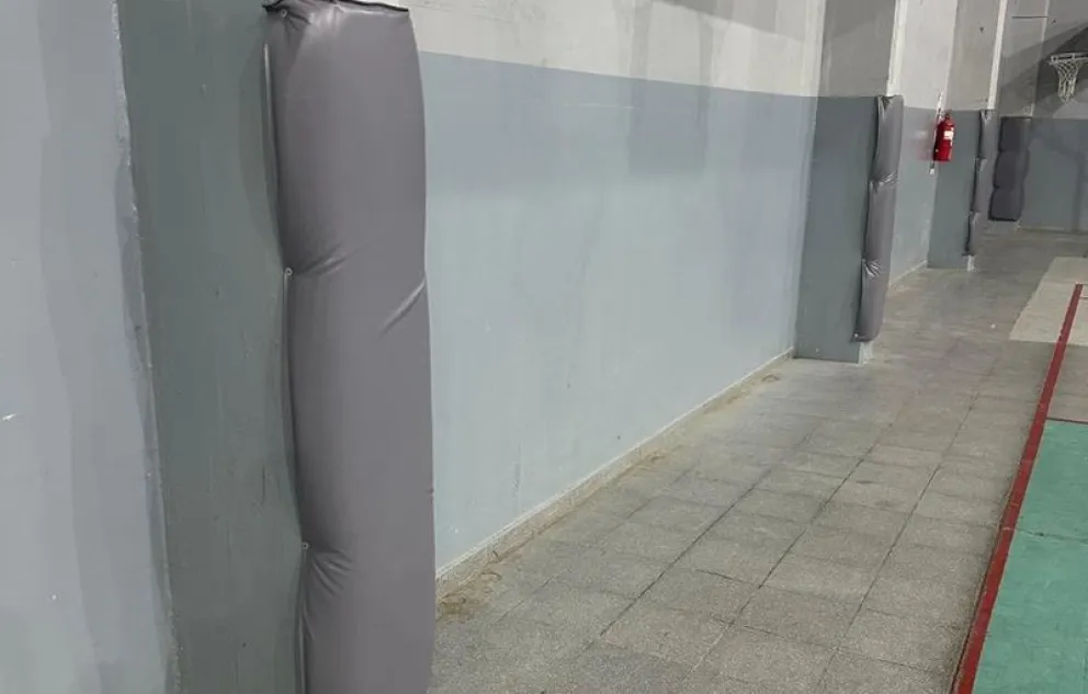 Se colocaron protectores en las columnas para reducir los riesgos de accidentes por actividades en el polideportivo de Chichinales. Foto: gentileza
