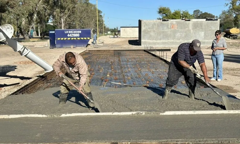 Esta semana el municipio avanzó con una nueva etapa de construcción de un playón para deportes en el predio del ferrocarril. Foto: archivo