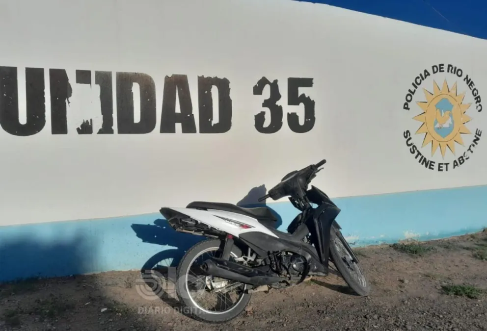 La moto fue interceptada ayer por la tarde por efectivos de la Comisaría 35. Foto Policía RN.