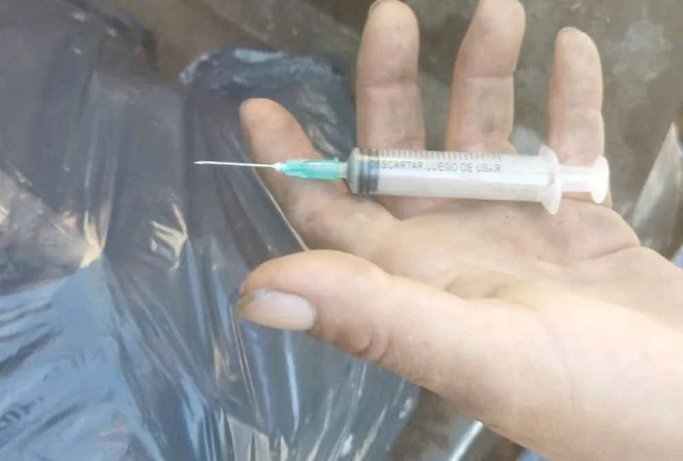 El personal del servicio de recolección de residuos encontró elementos de riesgos en los desechos domiciliarios, entre ellos una jeringa con aguja. Foto: gentileza