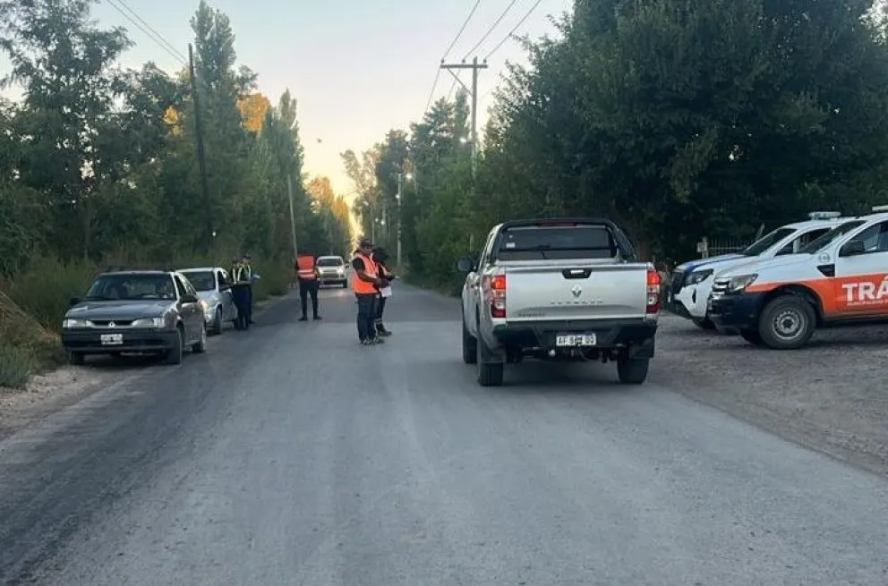 Los operativos preventivos con policía e inspectores de Tránsito de los municipios se realizaron en Regina y Huergo. Fotos: gentileza
