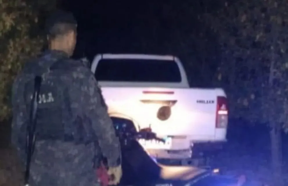 Los dos sospechosos dejaron la camioneta abandonada y se dieron a la fuga.