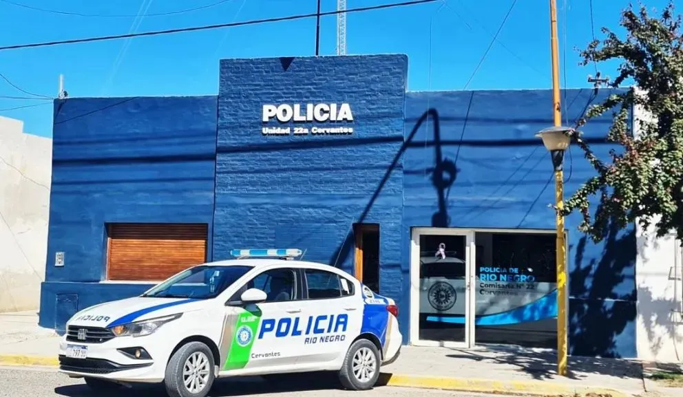 Personal de la Comisaría 22 acudió al lugar y encontró droga en la escena del robo. Foto gentileza