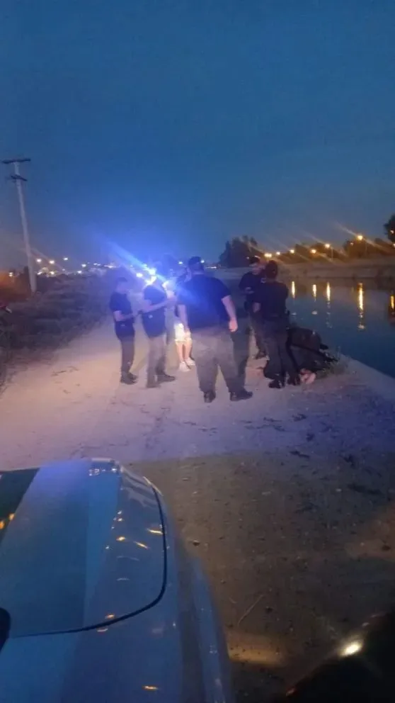 Policías de Roca lograron rescatarla a pocos metros de calle Trelew. Fue atendida en el lugar y decidieron no realizar ninguna denuncia. Foto cortesía