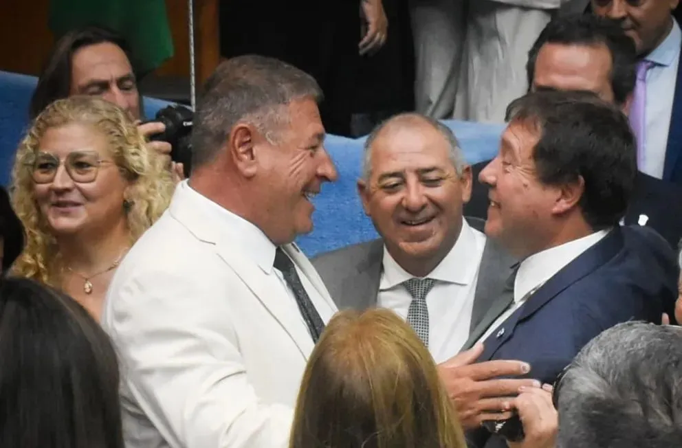 El gobernador saludando a legisladores oficialistas tras la inauguración de las sesiones ordinarias. Foto: Vanesa Schwemmler para NoticiasNet.