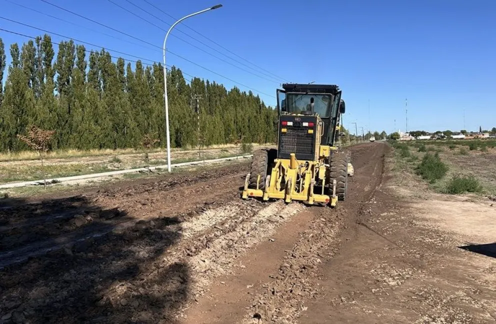 Esta semana comenzaron los trabajos para pavimentar un tramo de más de 500 metros de la Avenida Del Comahue en el acceso este a Chichinales. Foto: gentileza