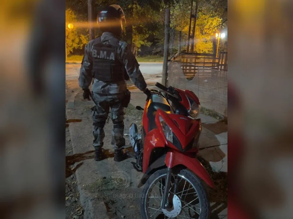 El rodado de 110 cc fue localizado en calles La Rioja y Córdoba. Foto Policía  RN.