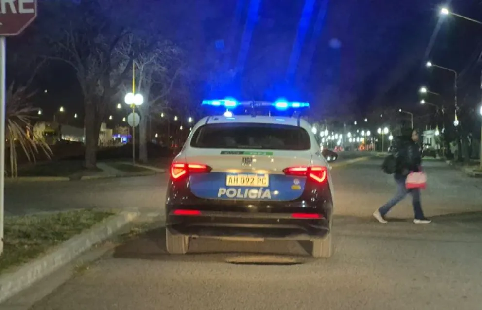 Efectivos de la Comisaría 5ta realizaban una ronda de prevención cuando sorprendieron a un hombre saltando de un patio hacia la calle. Foto: archivo