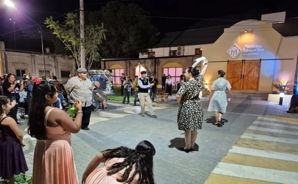 La apertura oficial de la Fiesta Provincial de la Vendimia se realizó en las puertas del Museo de la Sidra y el Vino. Foto LCR.
