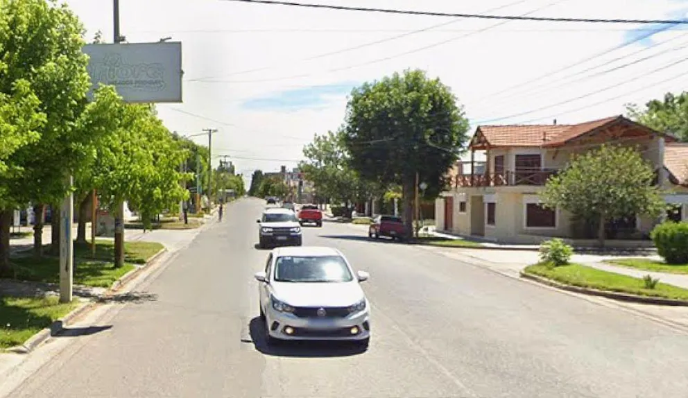 El choque se produjo alrededor de las 0,30 de hoy cuando un automovilista giró para ingresar a Los Arrayanes y la moto circulaba por la avenida. Foto ilustrativa (google maps).