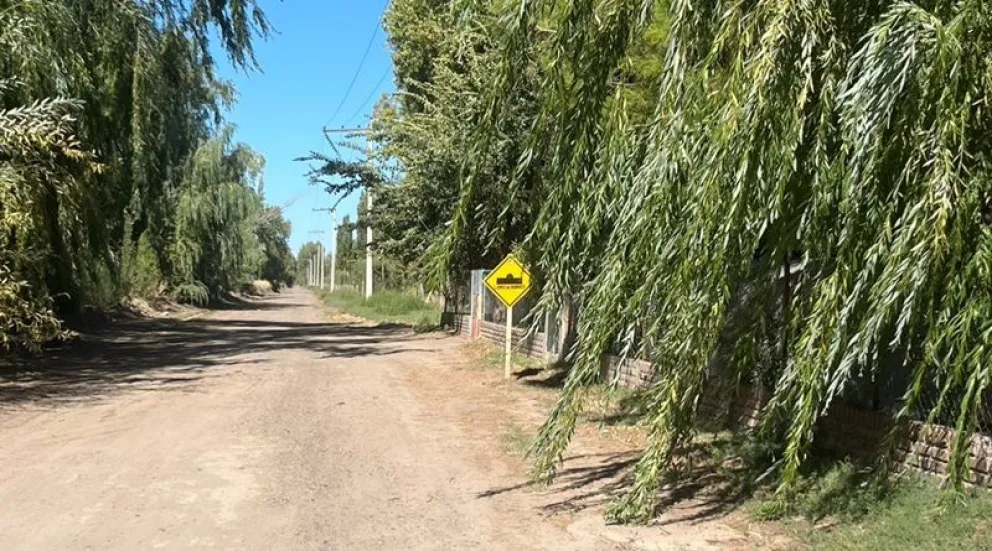 En las puertas del jardín de infantes que funciona en la zona rural de Chichinales se construirán reductores de velocidad. Foto: gentileza 