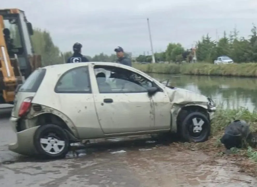 Las tres personas viajaban en un vehículo Ford Ka que fue retirado hace pocos minutos del Canal Principal de Riego. Foto: gentileza