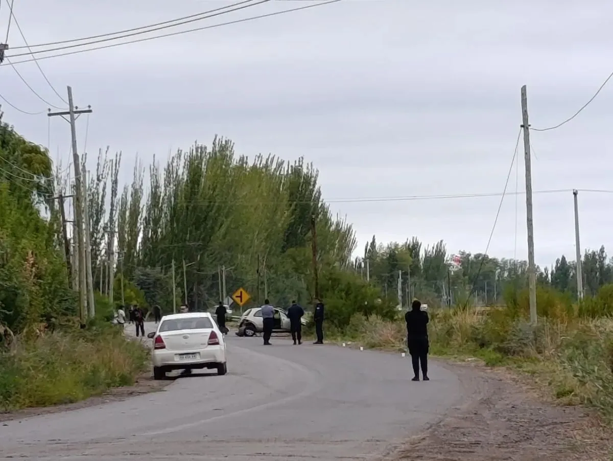 El lugar del siniestro sobre la Ruta Chica, en cercan&iacute;as del puente Palermiti, donde un auto termin&oacute; dentro del Canal Principal de Riego. Foto: Tania Domenicucci-ANR