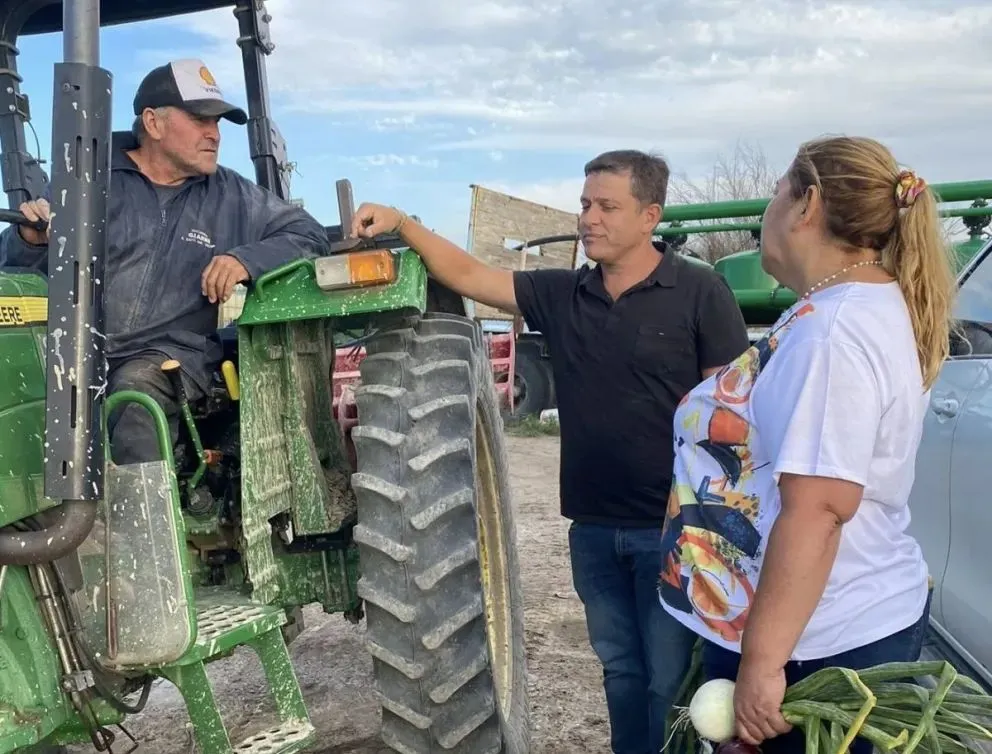 Almuna, Novoa y Reinoso durante la recorrida por los campos de cebolla del Valle Inferior del río Negro. Foto gentileza.