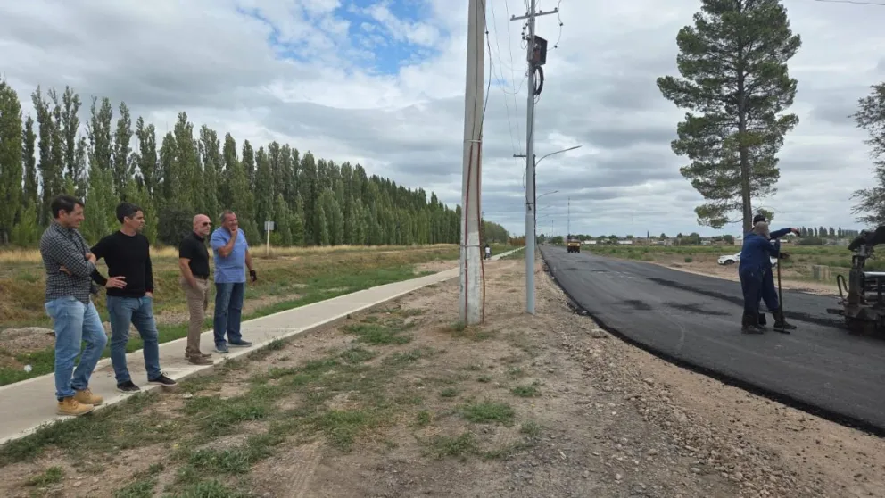 Una de las obras estratégicas es la pavimentación de la Avenida del Comahue en Chichinales. Foto Provincia RN.