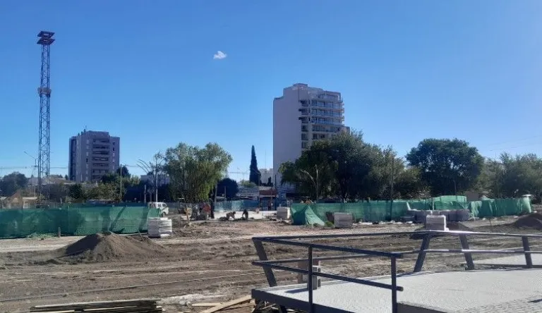 La obra frente al Museo iba a inaugurarse en la Vendimia, pero fue reprogramada. Foto LCR (archivo).