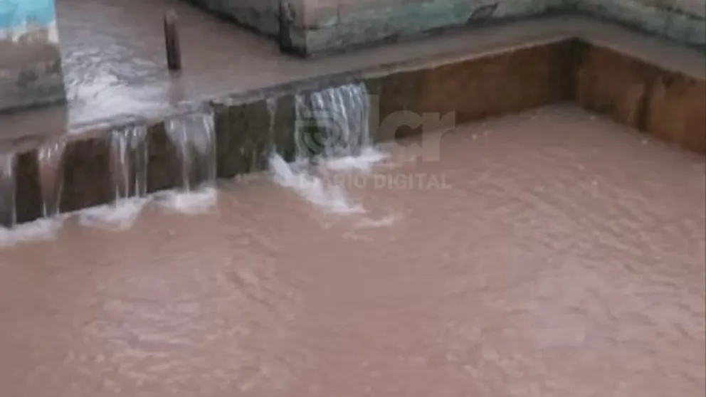 Así se encontraba el agua durante la mañana de hoy. Foto: gentileza 