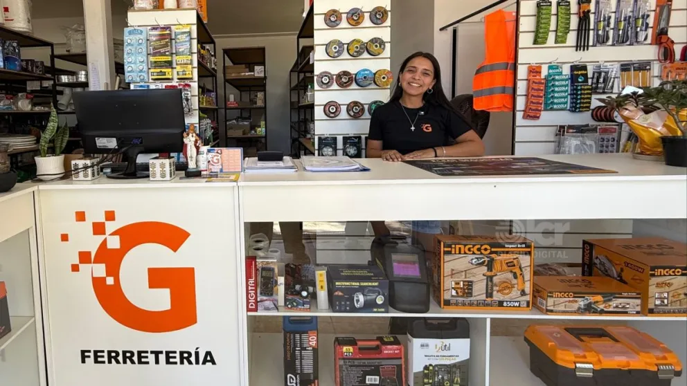 Gise posa para LCR mientras comparte su historia y su recorrido en el rubro ferretero. Foto: LCR