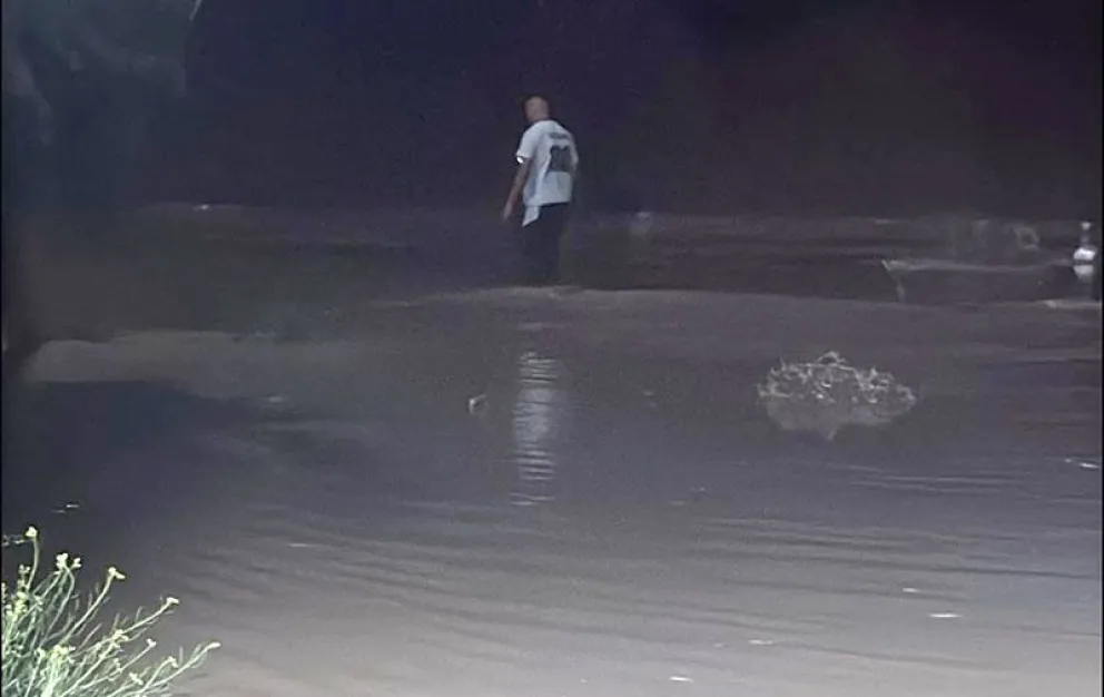 La acumulación de agua generó el cierre de la única calle de acceso al barrio Otto Krause. Foto: gentileza 