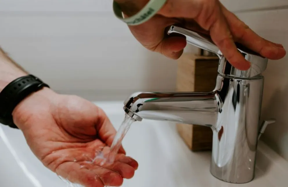 Después de las 18 comenzaría a normalizarse el servicio de agua potable en Huergo. Foto: archivo