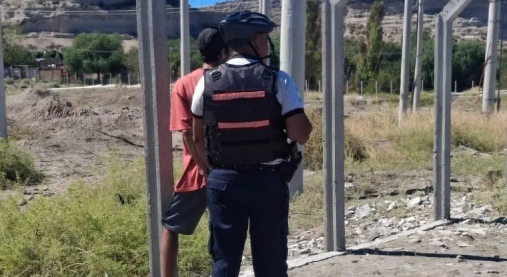 Tras robar a una mujer mayor, el ladrón fue perseguido y aprehendido en la zona céntrica de Regina. Foto: gentileza 