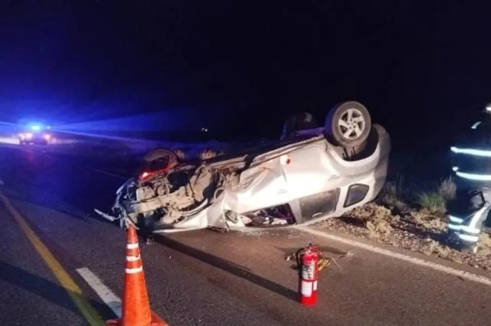 La Renault Duster terminó volcada sobre la Ruta 22 luego del impacto registrado durante la noche del viernes.