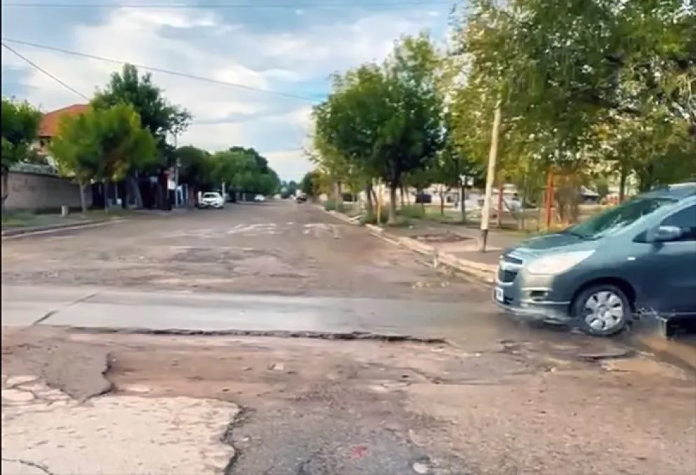 Con un proyecto de ordenanza piden que se Aguas Rionegrinas repare los baches por intervenciones en las redes sanitarias. Foto: gentileza