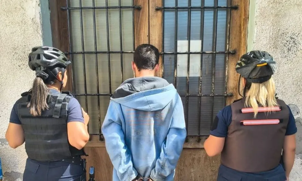 Bicipolicías de la Comisaría 5ta lograron ubicar y aprehender al sujeto que ingresó sin autorización a una vivienda. Foto: gentileza