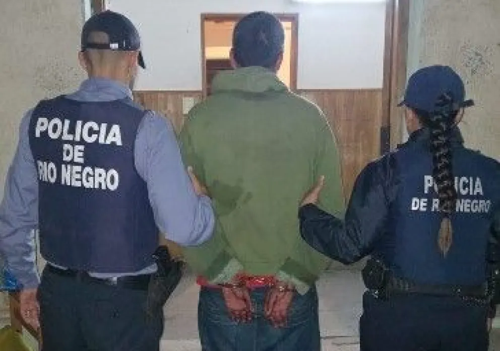El sujeto de 39 años fue alcanzado en la esquina de Primera Junta y Belgrano. Foto Policía RN.