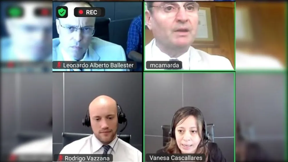 En la audiencia que se realizó hoy, el juez Maximiliano Camarda, dio a conocer la resolución de declarar responsable a los tres hombres por el robo a una mujer y su hija. Foto: gentileza