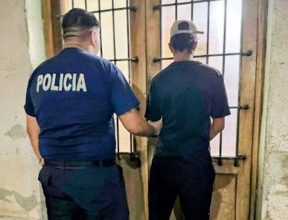 El sujeto que tenía pedido de captura fue detenido en calles Los Lagos y Eva Perón. Fotos Policía RN.