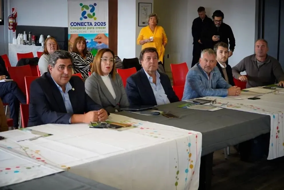 El Ministro de Salud junto a la representante del Banco Interamericano de Desarrollo y el gobernador Alberto Weretilneck junto con funcionarios provinciales / Fotos Facu Pardo 