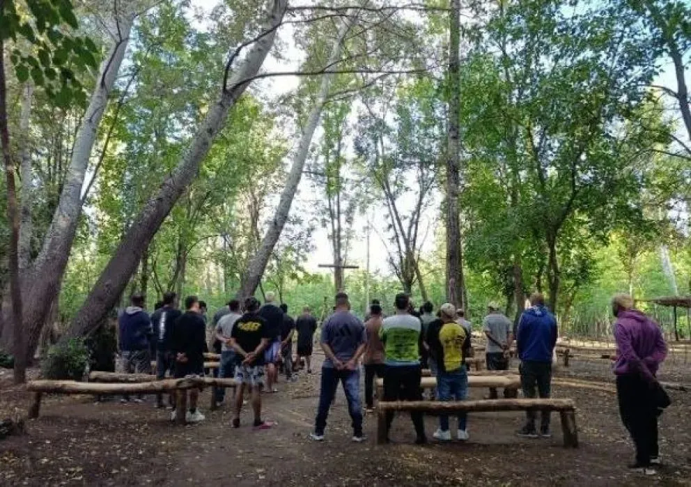 Cada tarde, los hombres que viven en la granja se reúnen frente a la cruz para cerrar el día. La oración es parte del proceso que atraviesan. Foto: Tania Domenicucci (ANR)