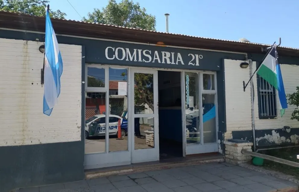 En la medianoche del viernes, efectivos de la Comisaría 21 de Roca pudieron encontrar al joven en una pasarela sobre el canal grande. Foto: ANRoca