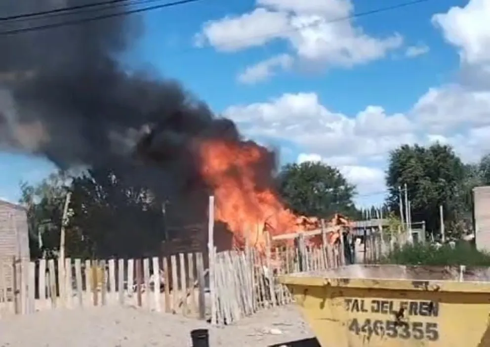 El incendio produjo en calle Las Jarillas al 107. Foto gentileza.