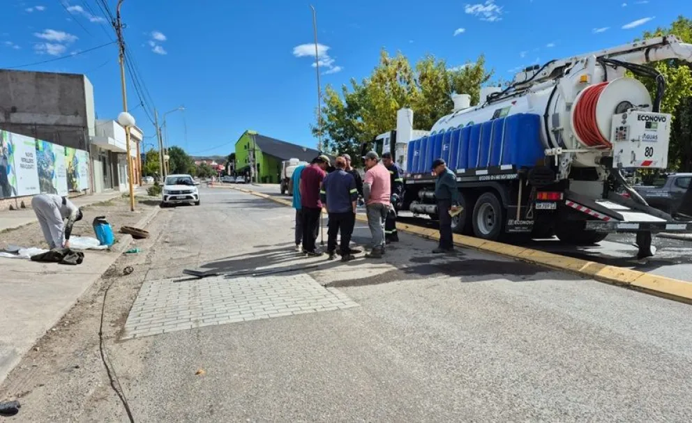 Esta mañana se hizo la desobstrucción de la cañería de las cloacas en la calles Las Heras cerca de la terminal de colectivos. Foto: LCR