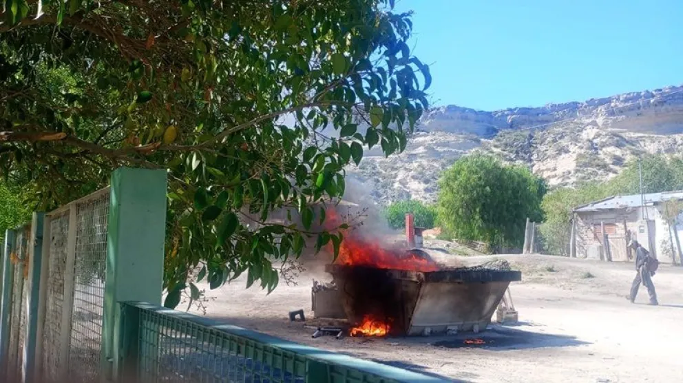 Los elementos que se encontraban en el interior de un contenedor fueron encendidos en forma intencional. Foto: gentileza