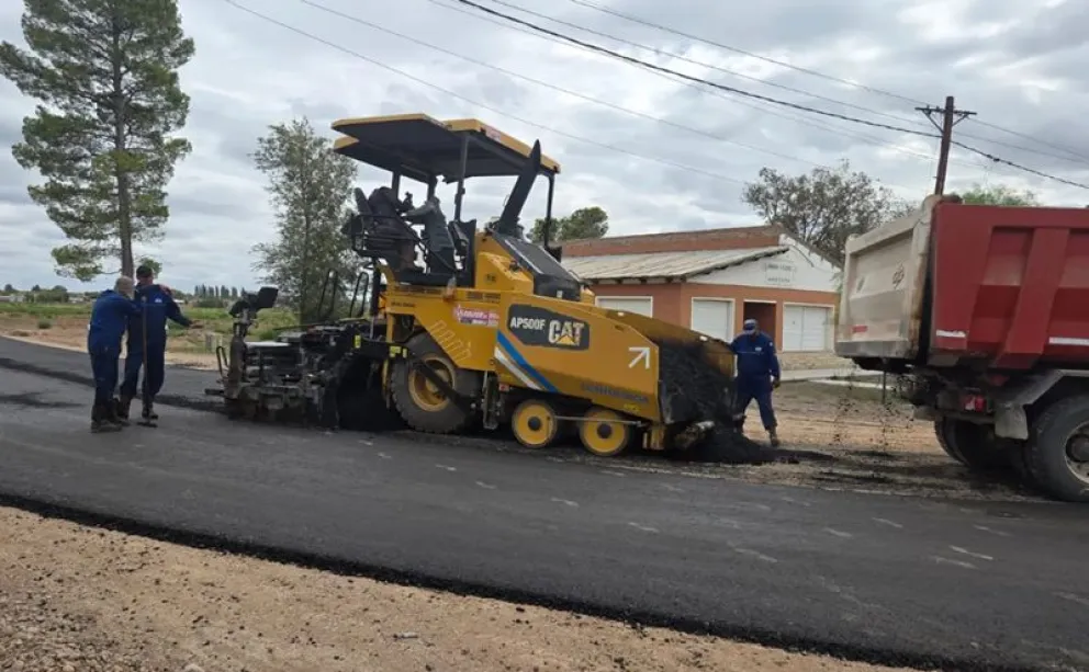 La construcción de una nueva carpeta asfáltica mejora el ingreso este a Chichinales. Foto: gentileza