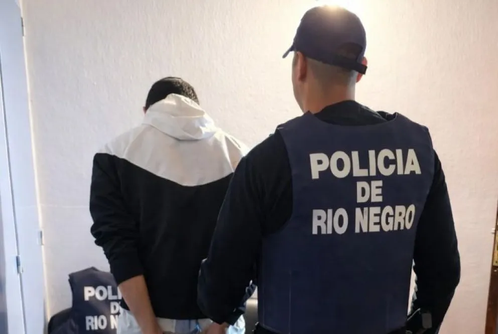 El joven tenía un pedido de captura vigente y fue hallado mientras caminaba solo en un camino rural.