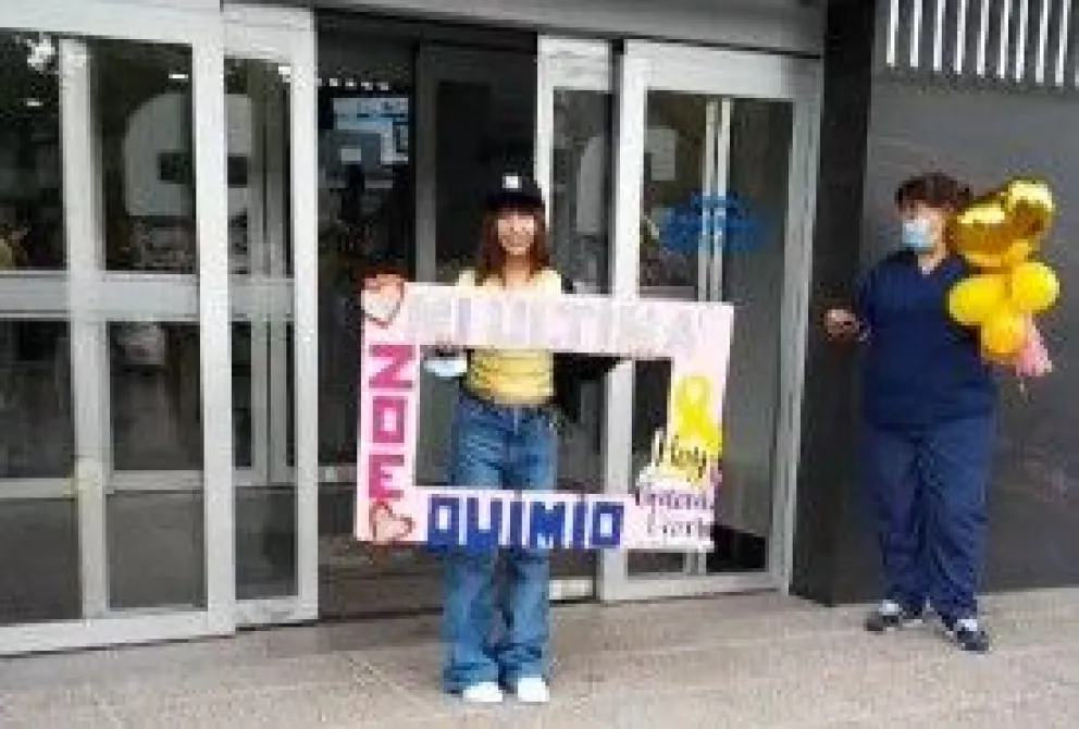 La emoción de Zoe al despedirse de sus amigos y la familia del Juan XXIII para regresar a casa. Foto LCR. 