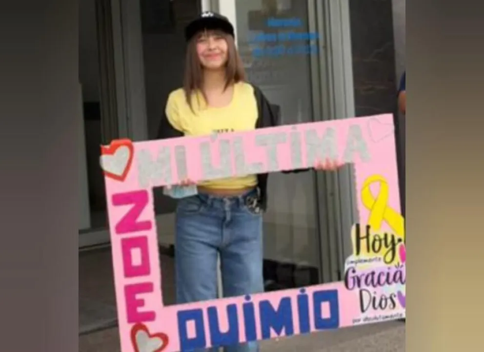 La emoción de Zoe al despedirse de sus amigos y la familia del Juan XXIII para regresar a casa. Foto LCR. 