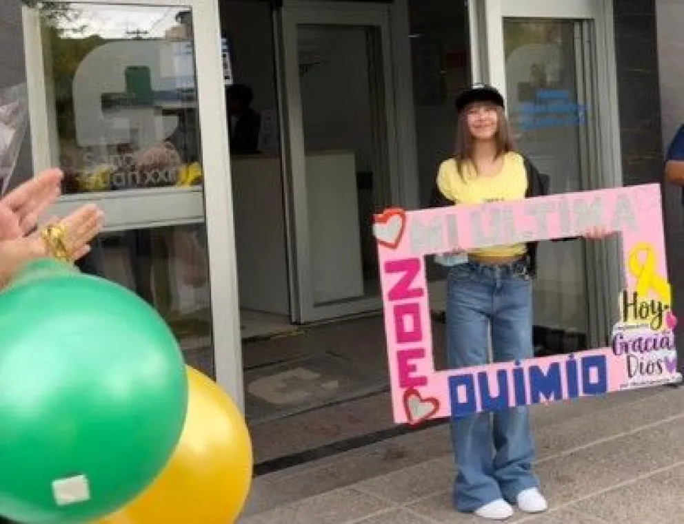 La emoción de Zoe al despedirse de sus amigos y la familia del Juan XXIII para regresar a casa. Foto LCR. 