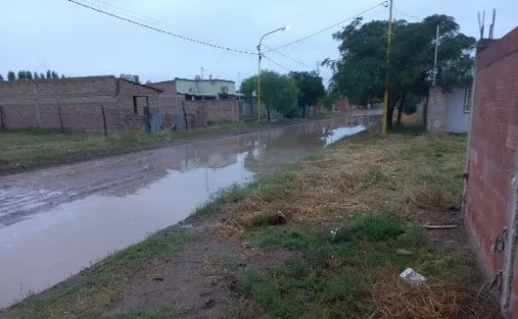 "Después de la obra de cloacas era imposible entrar al barrio en días de lluvia", dijeron los vecinos hace pocos días a LCR. Foto gentileza.
