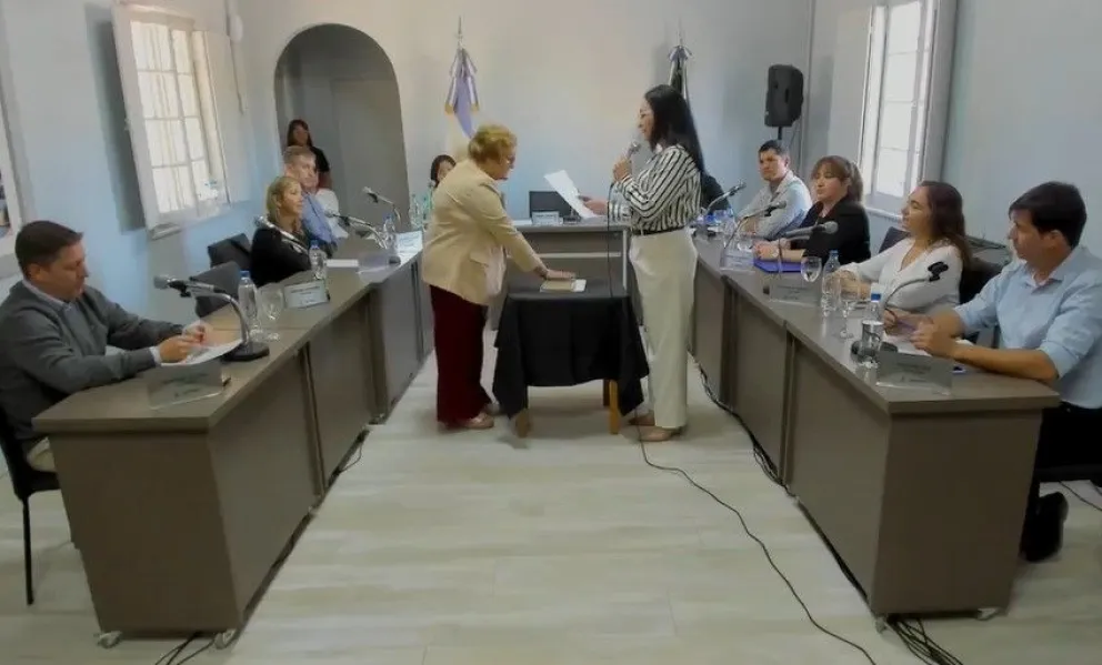 La sesión comenzó a las 10 y Maidana fue la encargada de tomarle juramente a la nueva edil. Foto captura.