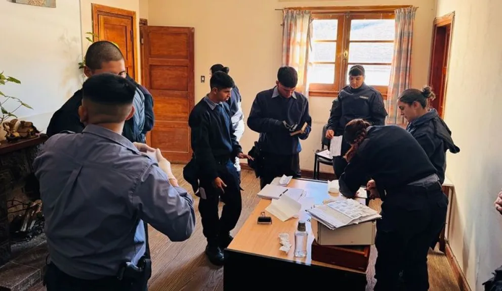 Personal policial de Regina recibió capacitación en el fichado de personas y sobre la identificación de vehículos. Foto: gentileza